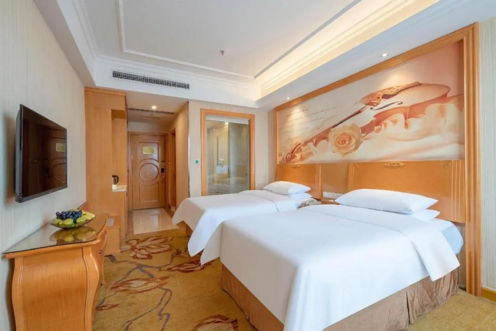 Bed in Vienna Hotel Guangzhou Airport Gaosu Pingsha