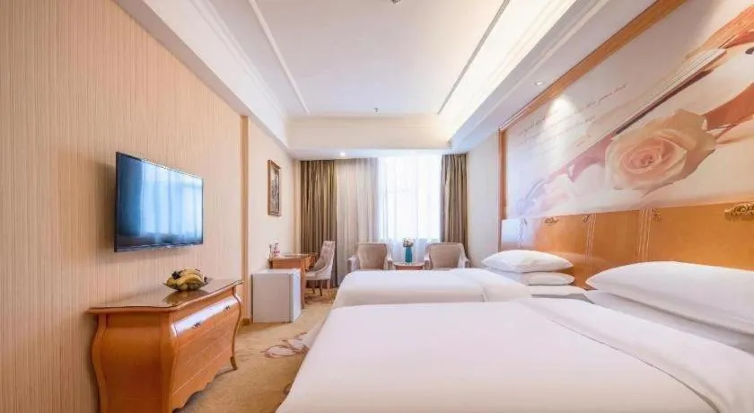 Bed in Vienna Hotel Guangzhou Airport Gaosu Pingsha