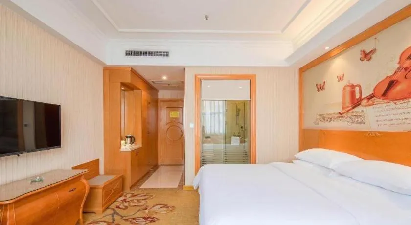 Bed in Vienna Hotel Guangzhou Airport Gaosu Pingsha