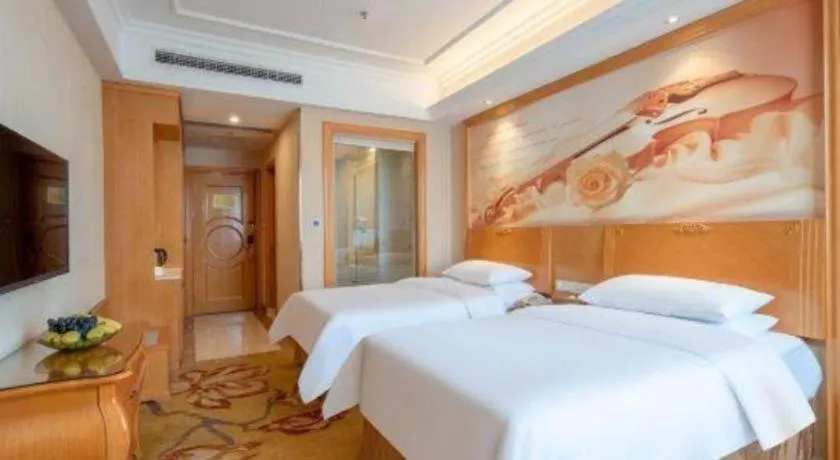 Bed in Vienna Hotel Guangzhou Airport Gaosu Pingsha