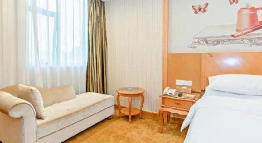Bed in Vienna Hotel Guangzhou Airport Gaosu Pingsha