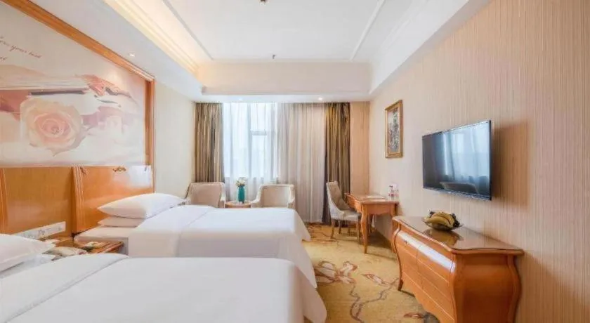 Bed in Vienna Hotel Guangzhou Airport Gaosu Pingsha