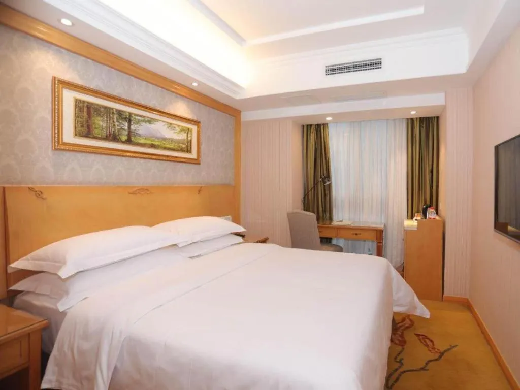 Bed in Vienna Hotel Chengdu Chunxi Road Lijiatuo Metro Station