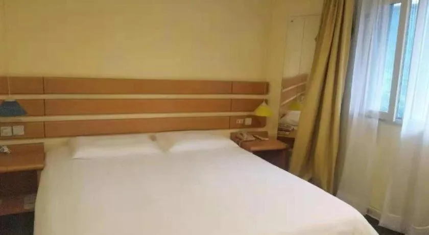 Bed in Home Inn Neo Leshan Central Food Street