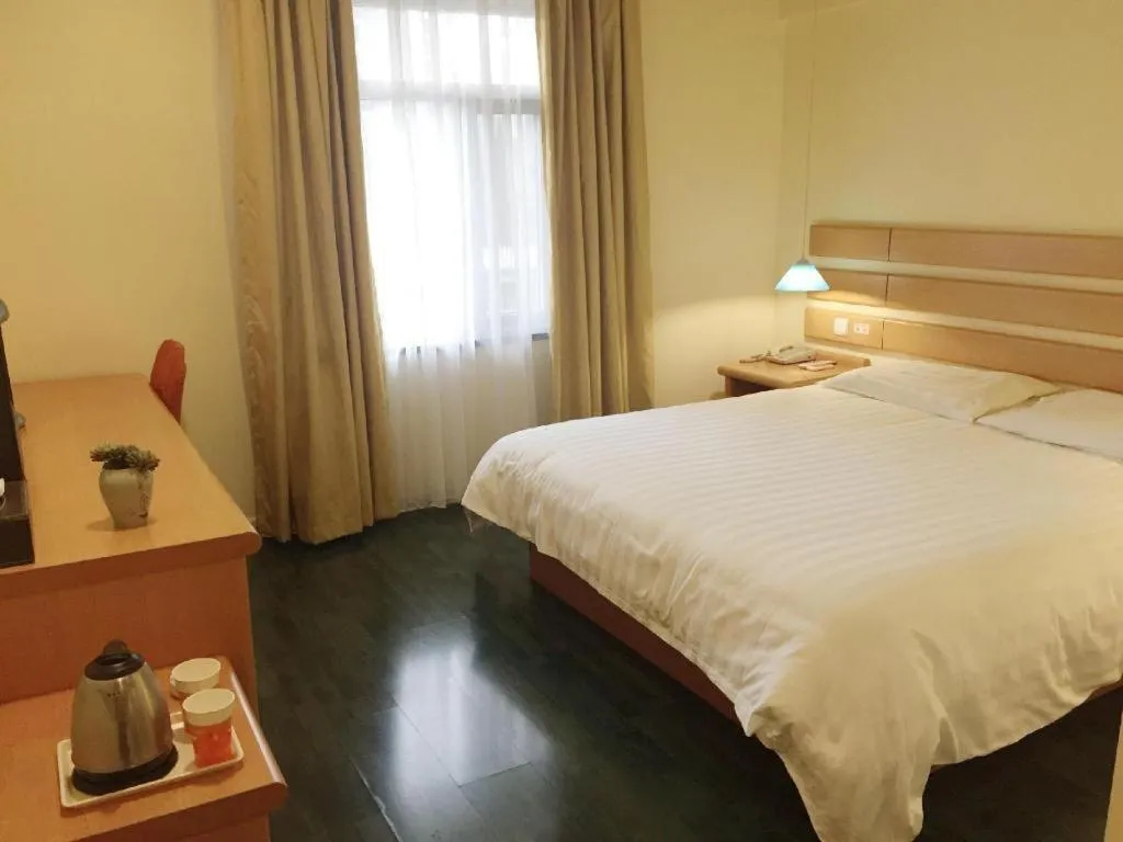 Bed in Home Inn Neo Leshan Central Food Street