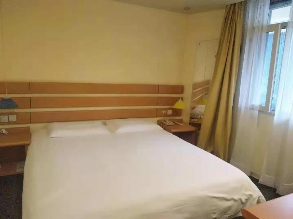 Bed in Home Inn Neo Leshan Central Food Street
