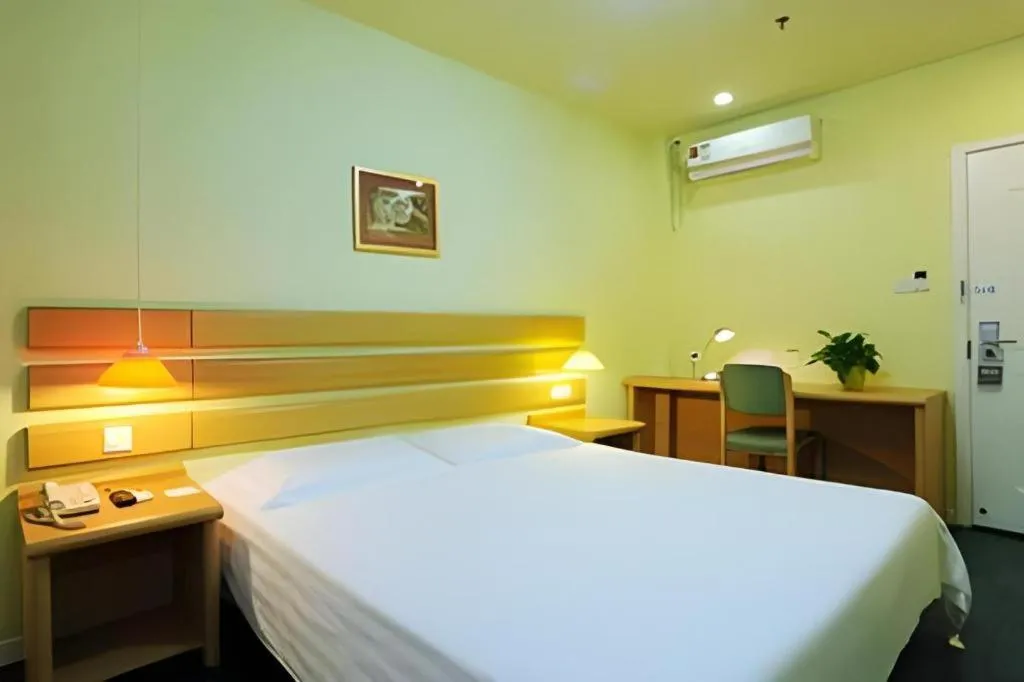 Bed in Home Inn Neo Leshan Central Food Street