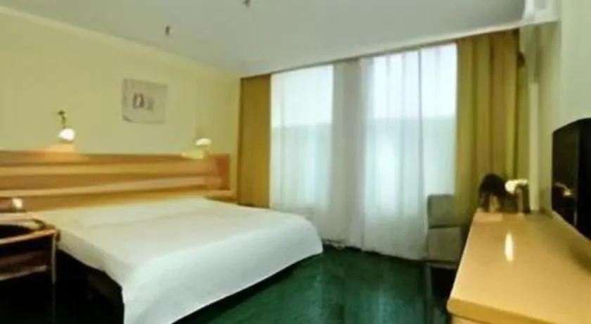 Bed in Home Inn Neo Leshan Central Food Street