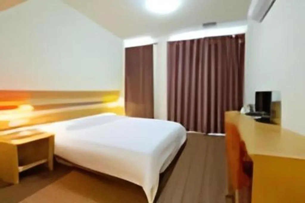 Bed in Home Inn Neo Leshan Central Food Street