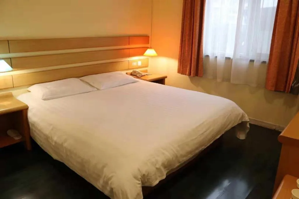 Bed in Home Inn Neo Leshan Central Food Street