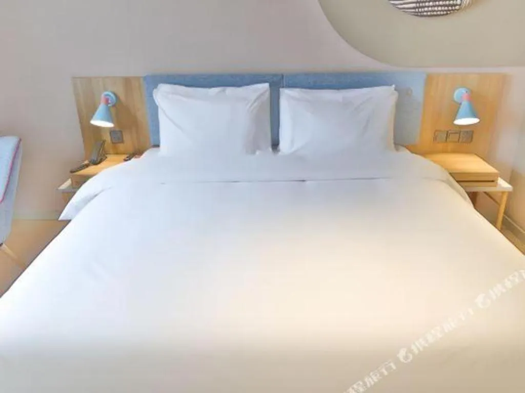 Bed in Home Inn Neo Leshan Central Food Street