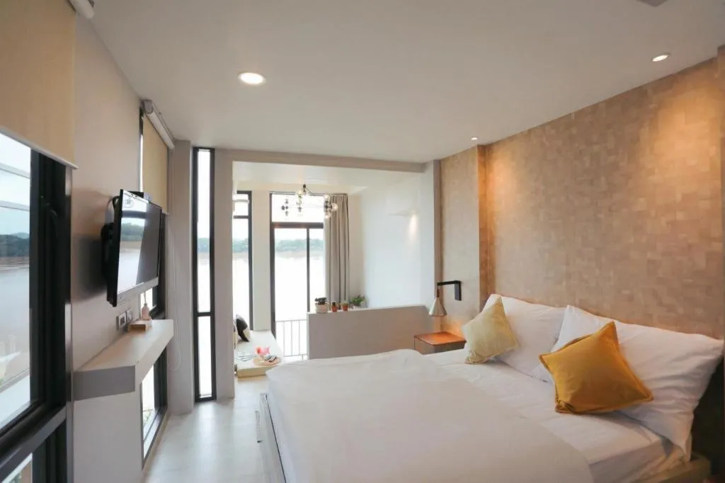 Bed in The River House Chiangkhan Hotel