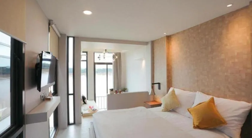 Bed in The River House Chiangkhan Hotel