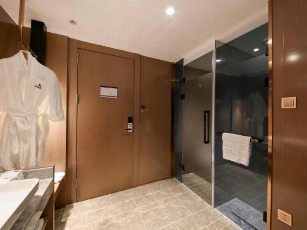 East Queen Hotel (Xi'an Beimen Metro Station)