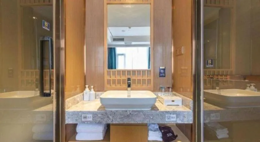 East Queen Hotel (Xi'an Beimen Metro Station)