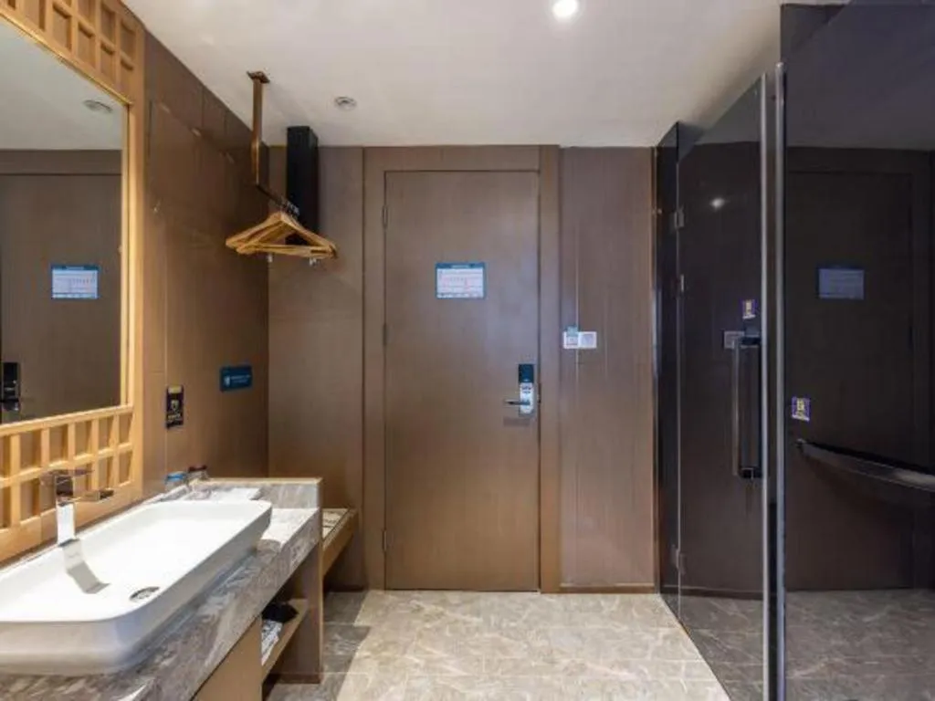 East Queen Hotel (Xi'an Beimen Metro Station)