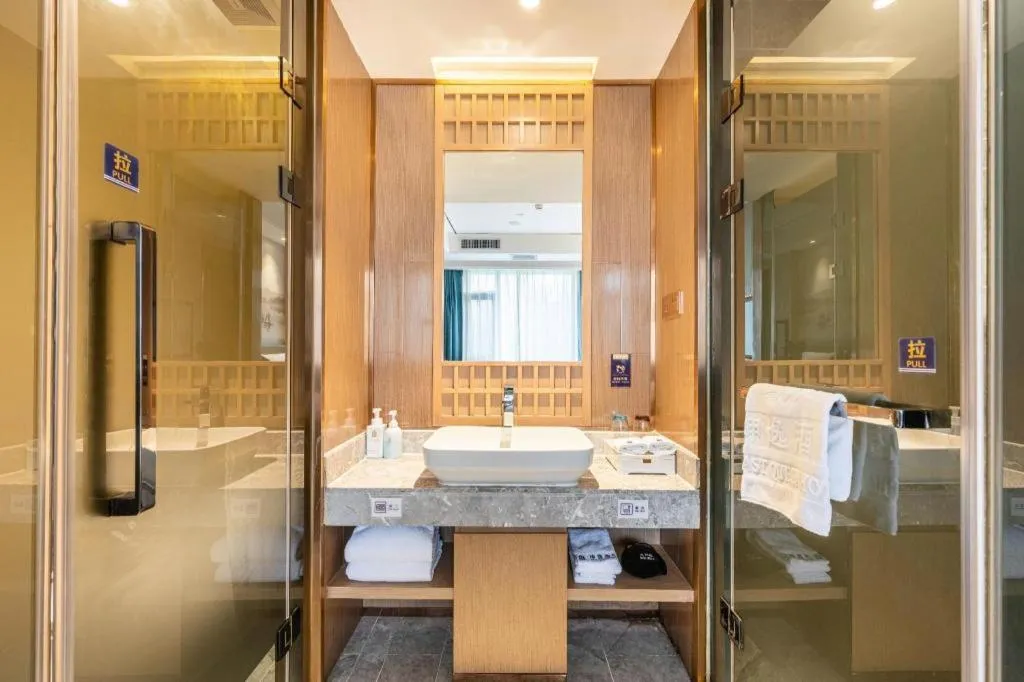 East Queen Hotel (Xi'an Beimen Metro Station)