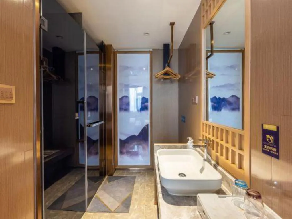 East Queen Hotel (Xi'an Beimen Metro Station)