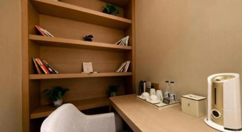 East Queen Hotel (Xi'an Beimen Metro Station)