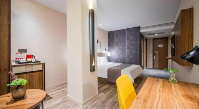 Bed in Home Inn Plus Shanghai Pudong Xinjinqiao Road