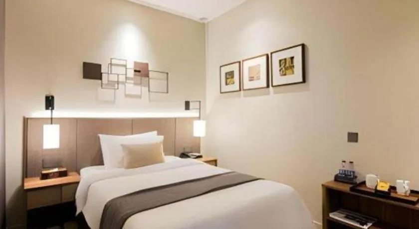 Bed in Home Inn Plus Shanghai Pudong Xinjinqiao Road