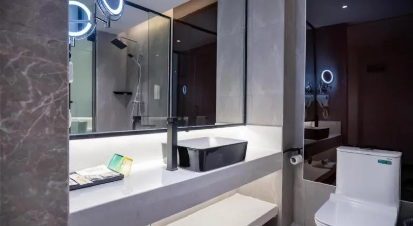 IU Hotels·Nanning Zoo Metro Station RT-Mart