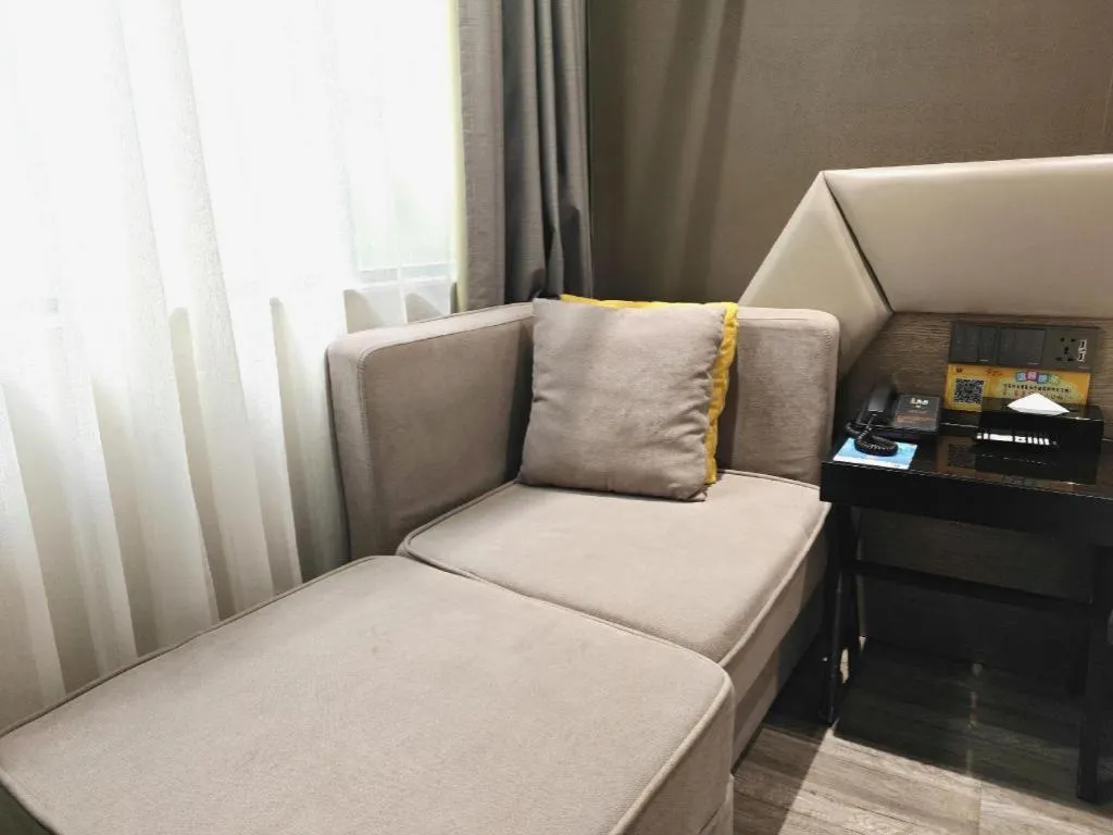 IU Hotels·Nanning Zoo Metro Station RT-Mart