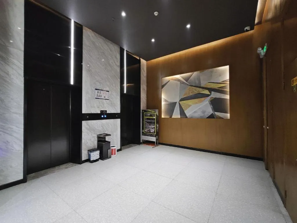 IU Hotels·Nanning Zoo Metro Station RT-Mart