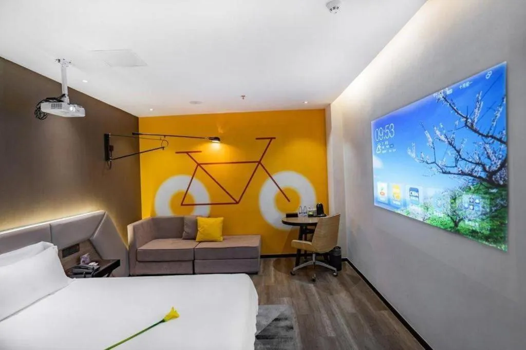 IU Hotels·Nanning Zoo Metro Station RT-Mart