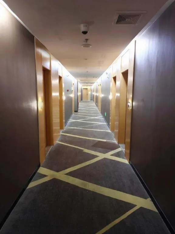 IU Hotels·Nanning Zoo Metro Station RT-Mart