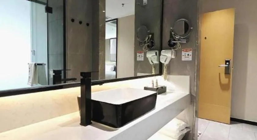 IU Hotels·Nanning Zoo Metro Station RT-Mart