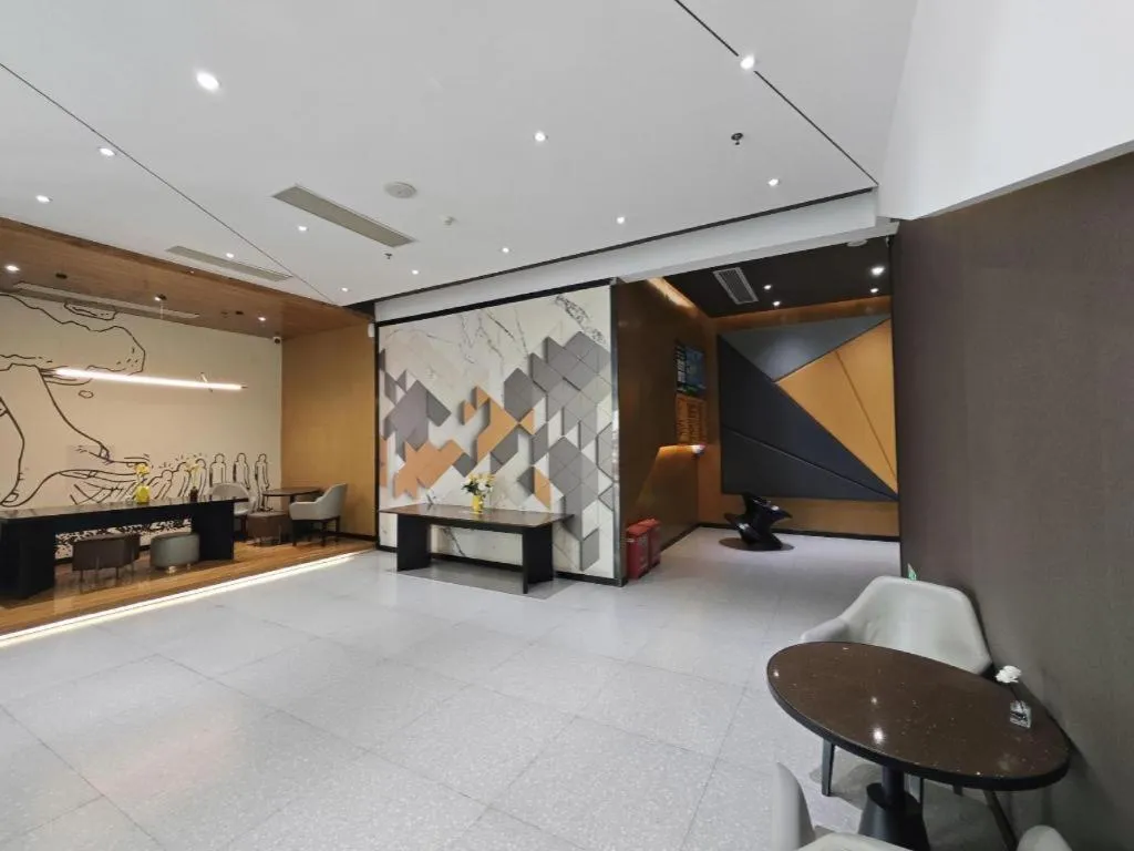 IU Hotels·Nanning Zoo Metro Station RT-Mart