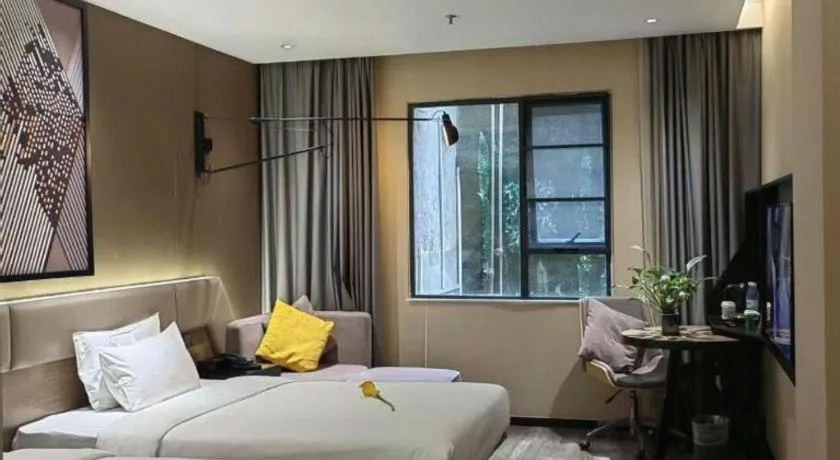 IU Hotels·Nanning Zoo Metro Station RT-Mart