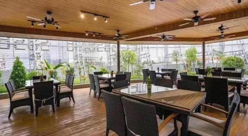 IU Hotels·Nanning Zoo Metro Station RT-Mart