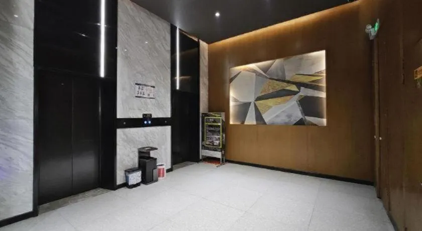 IU Hotels·Nanning Zoo Metro Station RT-Mart