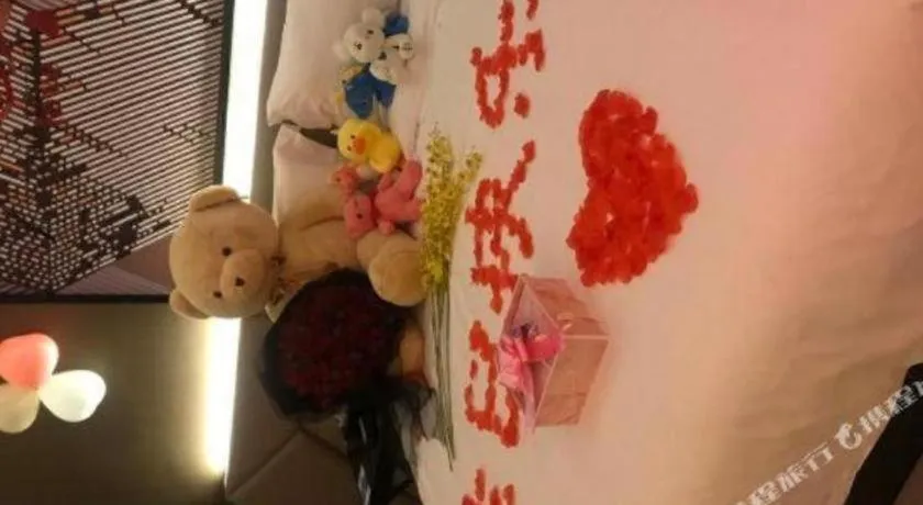 IU Hotels·Nanning Zoo Metro Station RT-Mart