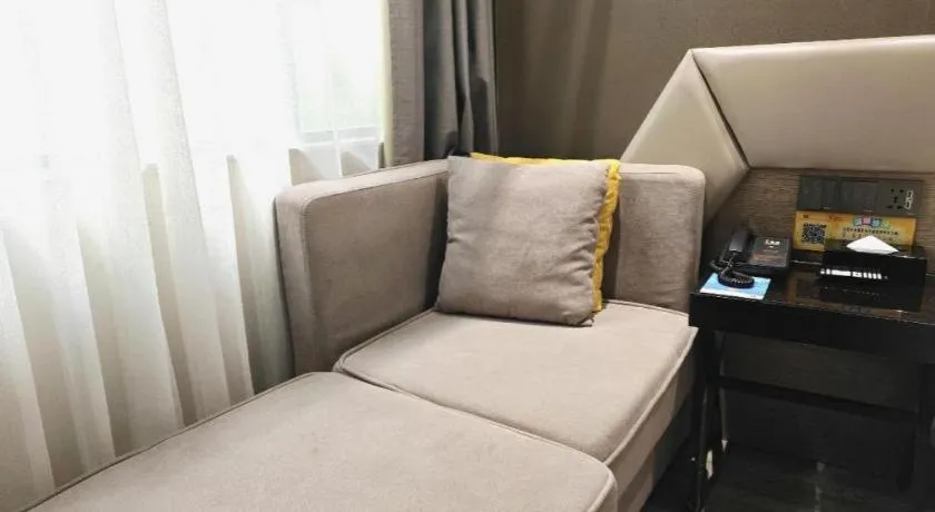 IU Hotels·Nanning Zoo Metro Station RT-Mart