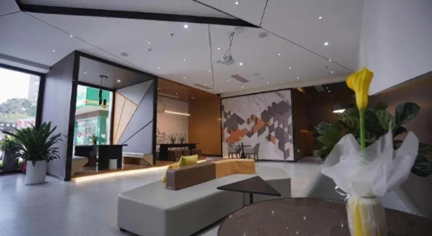 IU Hotels·Nanning Zoo Metro Station RT-Mart