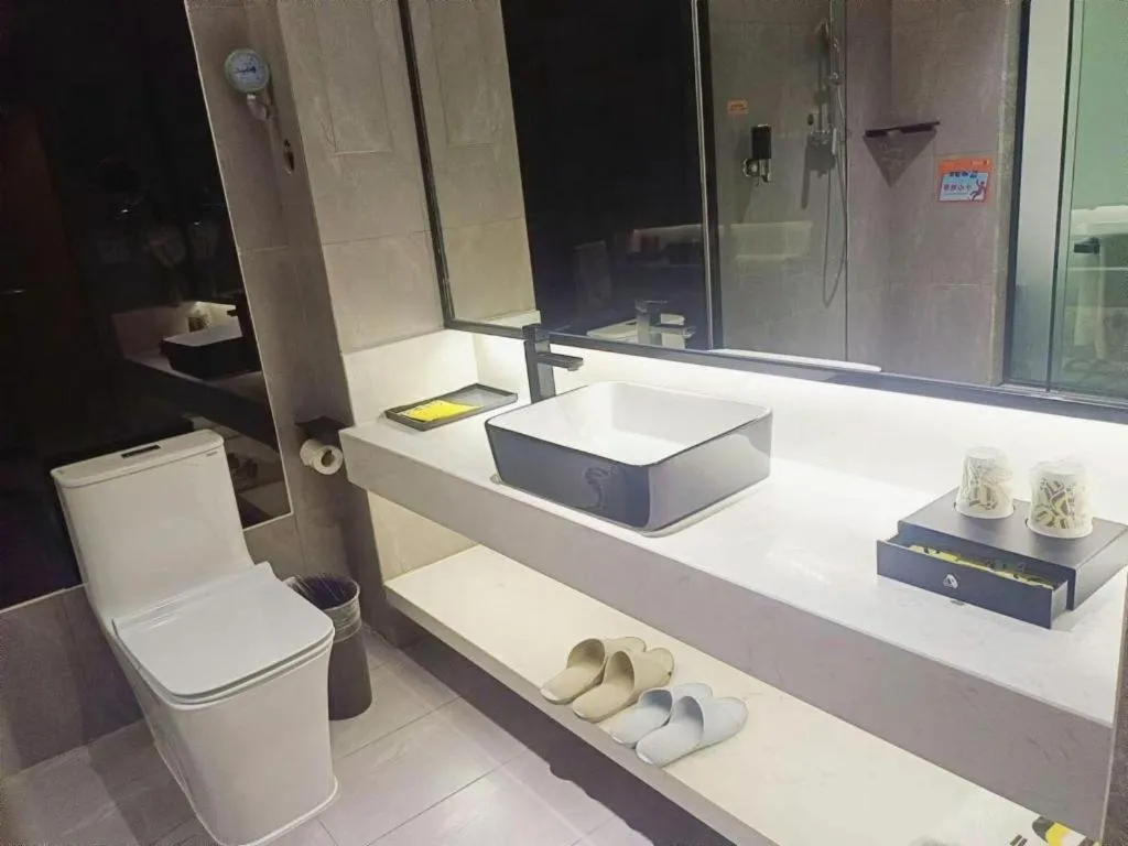 IU Hotels·Nanning Zoo Metro Station RT-Mart