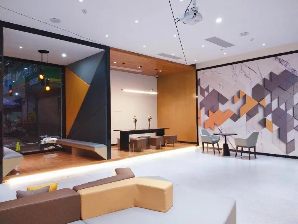 IU Hotels·Nanning Zoo Metro Station RT-Mart