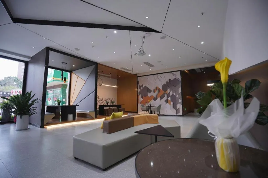 IU Hotels·Nanning Zoo Metro Station RT-Mart