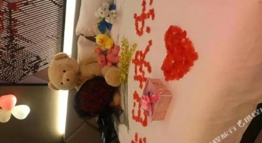 IU Hotels·Nanning Zoo Metro Station RT-Mart