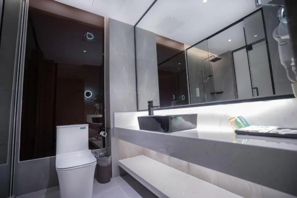 IU Hotels·Nanning Zoo Metro Station RT-Mart