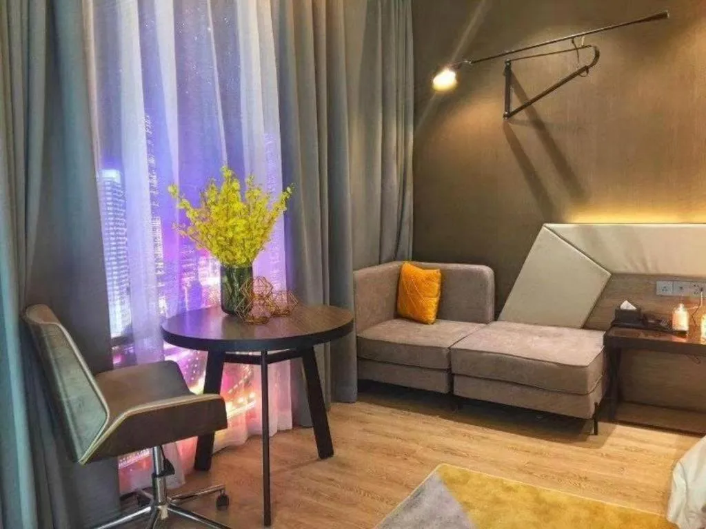 IU Hotels·Nanning Zoo Metro Station RT-Mart