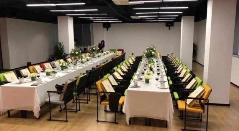 IU Hotels·Nanning Zoo Metro Station RT-Mart