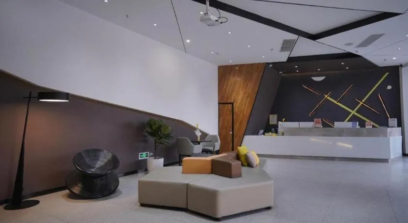 IU Hotels·Nanning Zoo Metro Station RT-Mart