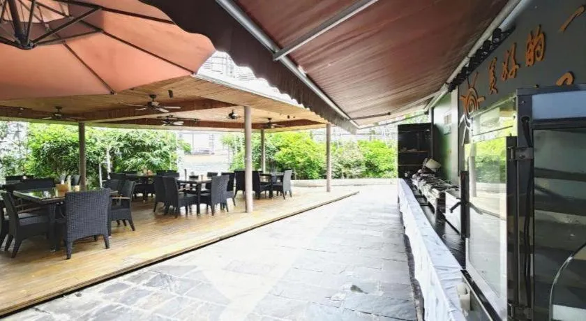 IU Hotels·Nanning Zoo Metro Station RT-Mart