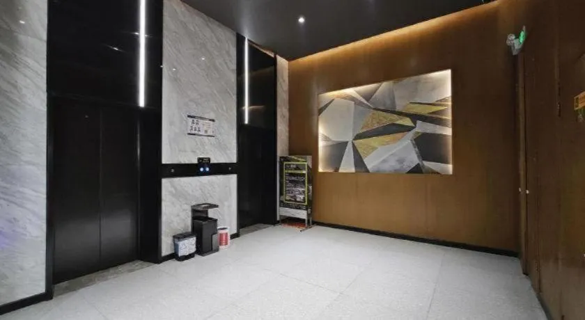 IU Hotels·Nanning Zoo Metro Station RT-Mart