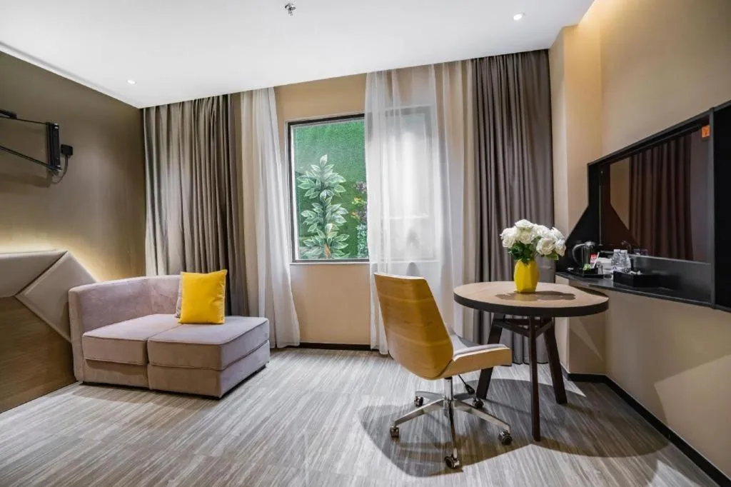 IU Hotels·Nanning Zoo Metro Station RT-Mart