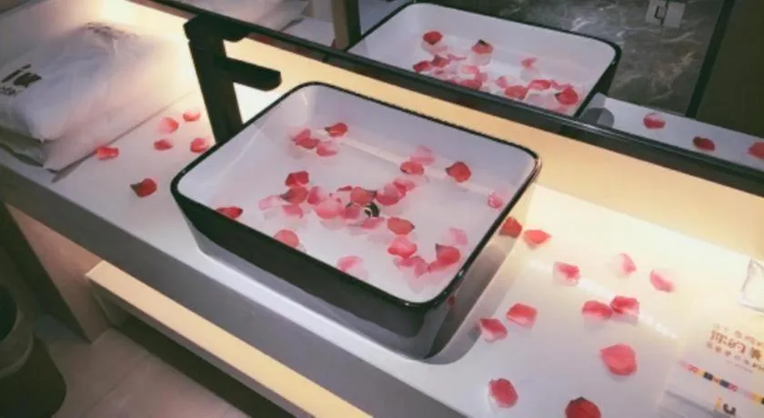 IU Hotels·Nanning Zoo Metro Station RT-Mart